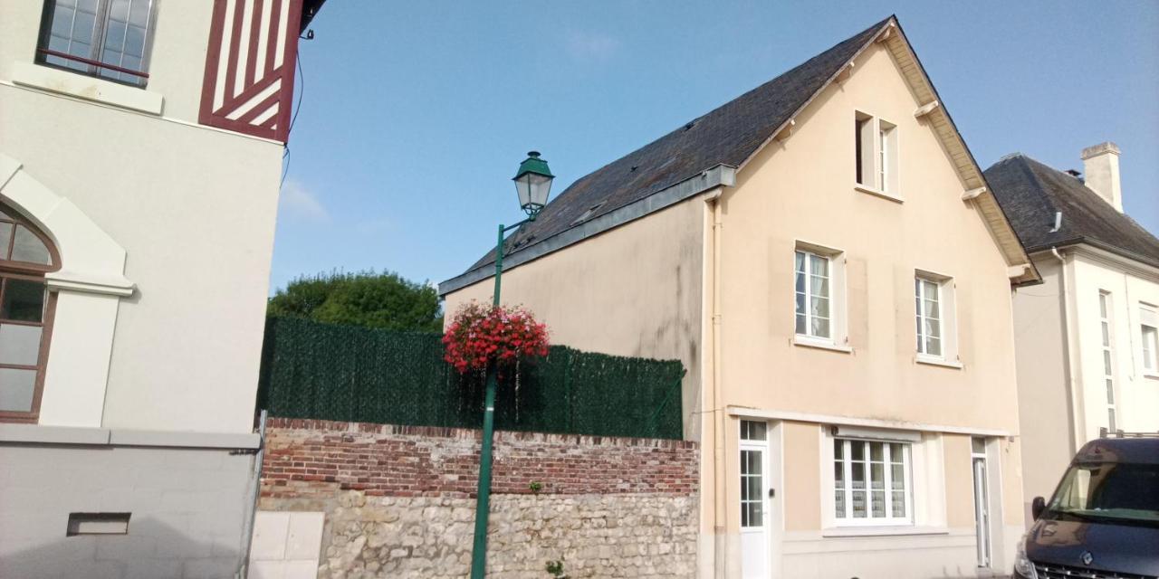 Le Plain Pied Sur Place Le Mêle-sur-Sarthe Esterno foto
