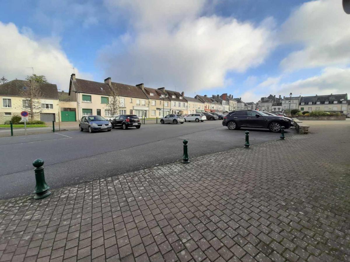 Le Plain Pied Sur Place Le Mêle-sur-Sarthe Esterno foto